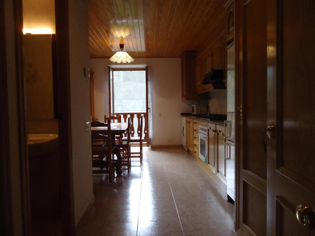 Kuchyň nebo kuchyňský kout v ubytování Apartaments La Llucana
