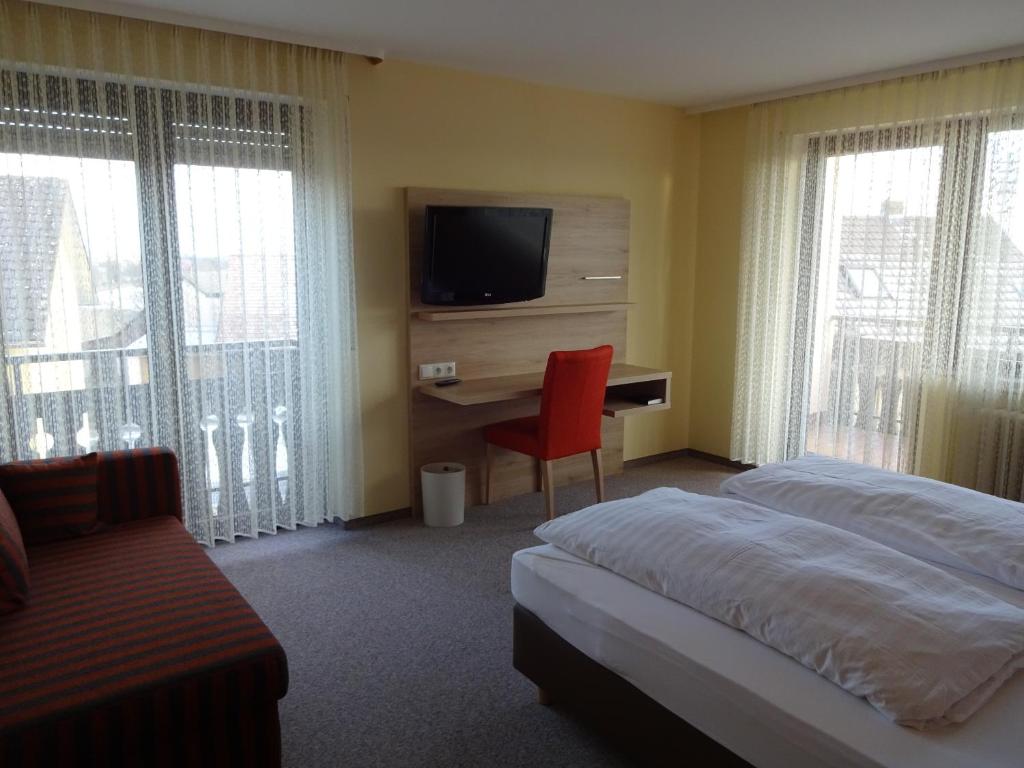 Postel nebo postele na pokoji v ubytování Gasthof Hotel Zum Ross