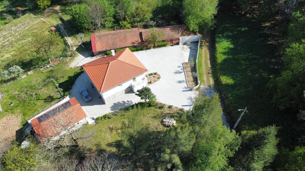 Draufsicht auf ein Haus mit orangefarbenem Dach in der Unterkunft Quinta do Plaino in Mões