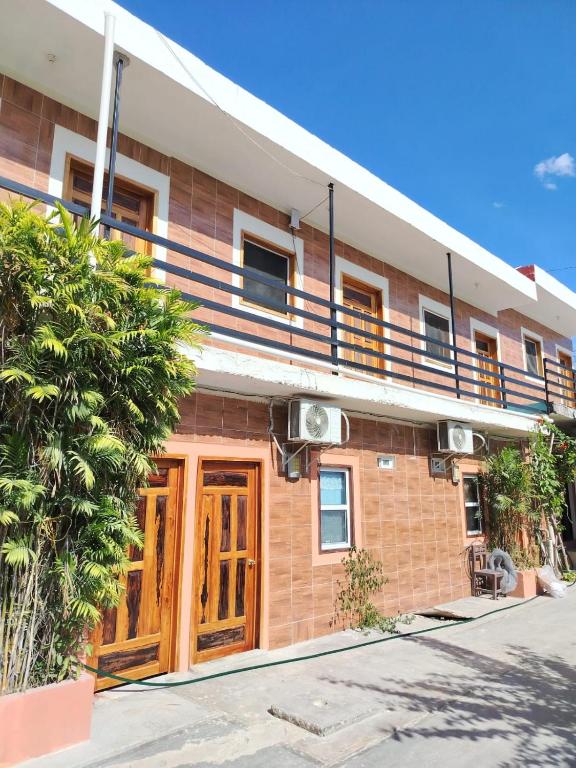 ein Gebäude mit einem Balkon auf dem Dach in der Unterkunft Hotel Chaac Calakmul in Xpujil