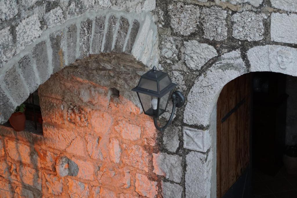 ein Licht an der Seite einer Ziegelmauer in der Unterkunft mater terra in SantʼAgata deʼ Goti