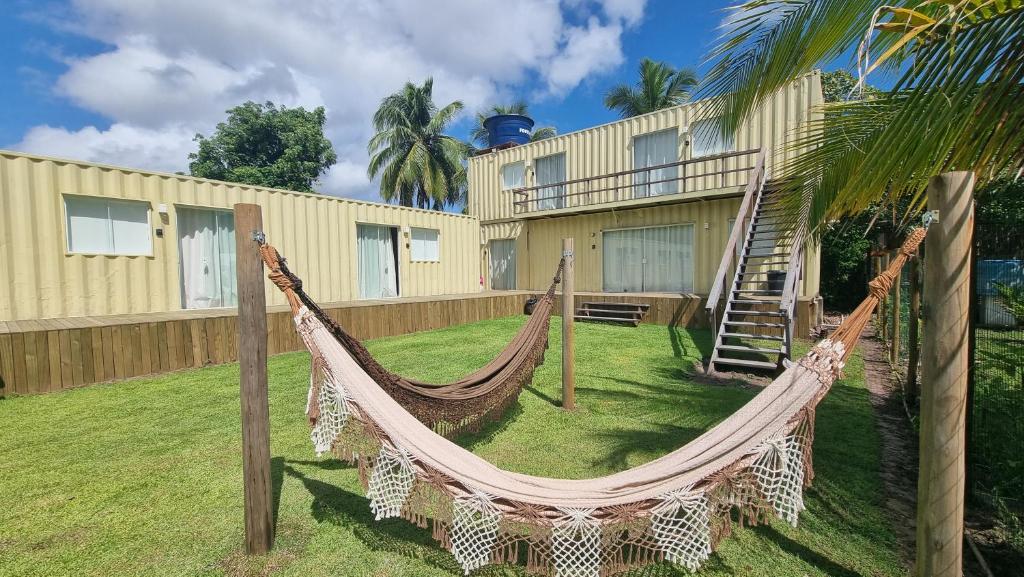 a hammock in the yard of a house at Villa Davi, A 100m DA PRAIA! in Barra Grande
