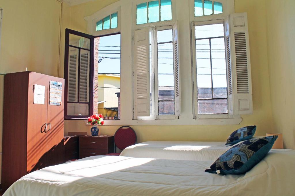 En eller flere senge i et værelse på Hostal Koala