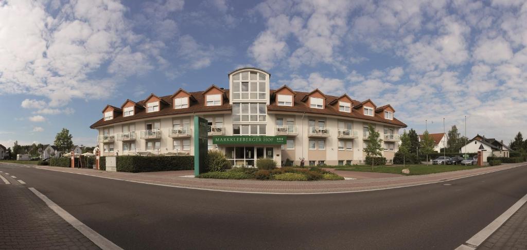 ein großes Gebäude am Straßenrand in der Unterkunft Hotel Markkleeberger Hof in Markkleeberg