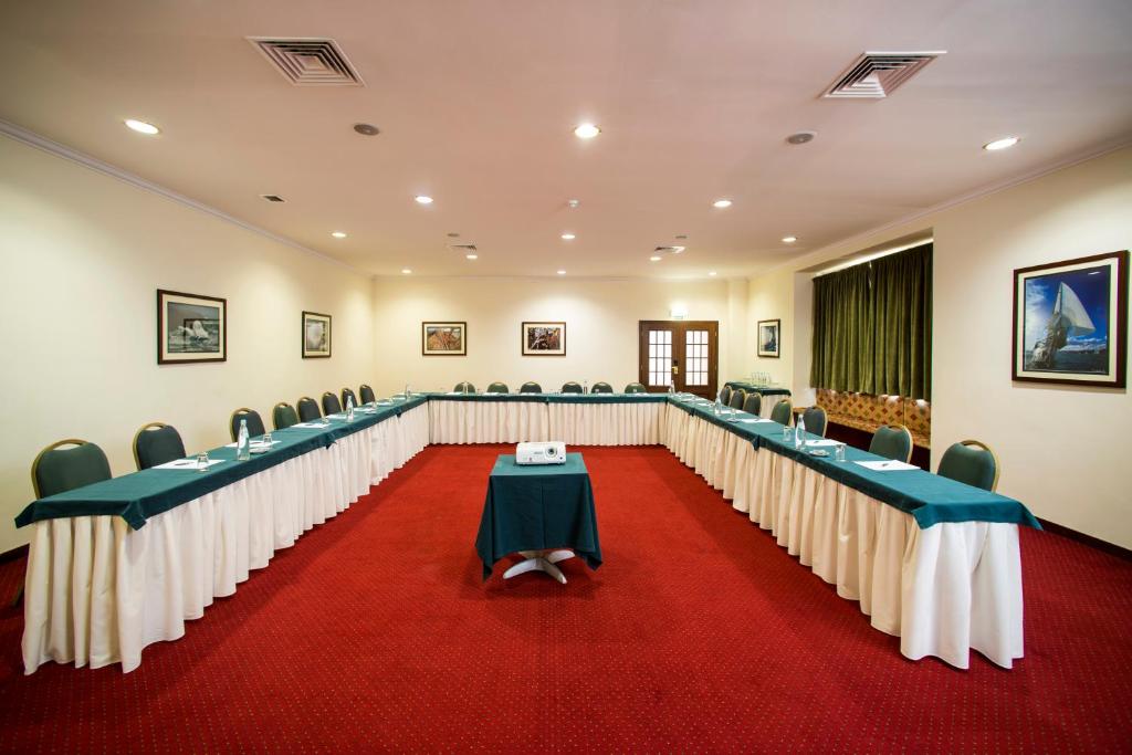 a conference room with chairs and a red carpet at Vila Gale Ericeira in Ericeira