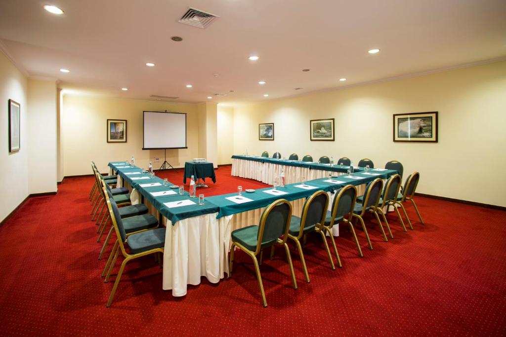 a conference room with a long table and chairs at Vila Gale Ericeira in Ericeira