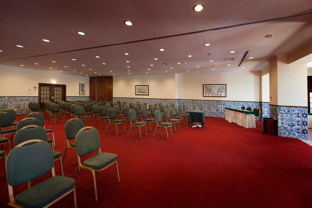 a conference room with chairs and a red carpet at Vila Gale Ericeira in Ericeira