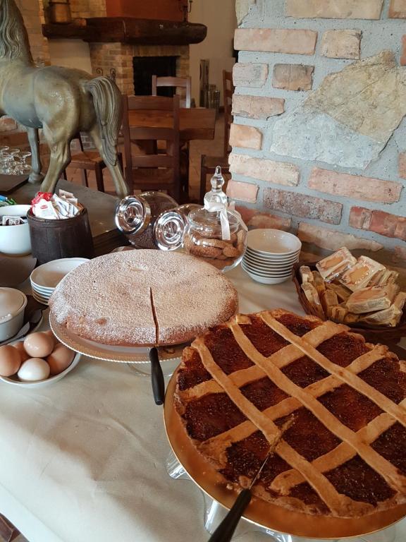 una tavola ricoperta di torte, uova e una torta di Agriturismo la Cavallina a Monguzzo