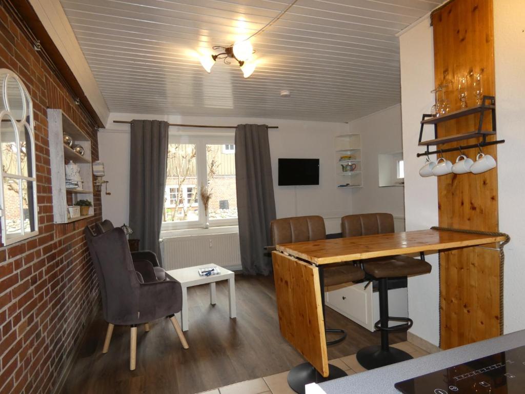 a kitchen with a table and chairs and a dining room at fewo1846 - Hofzimmer - ländlich gelegene Auszeit für zwei Personen in Handewitt