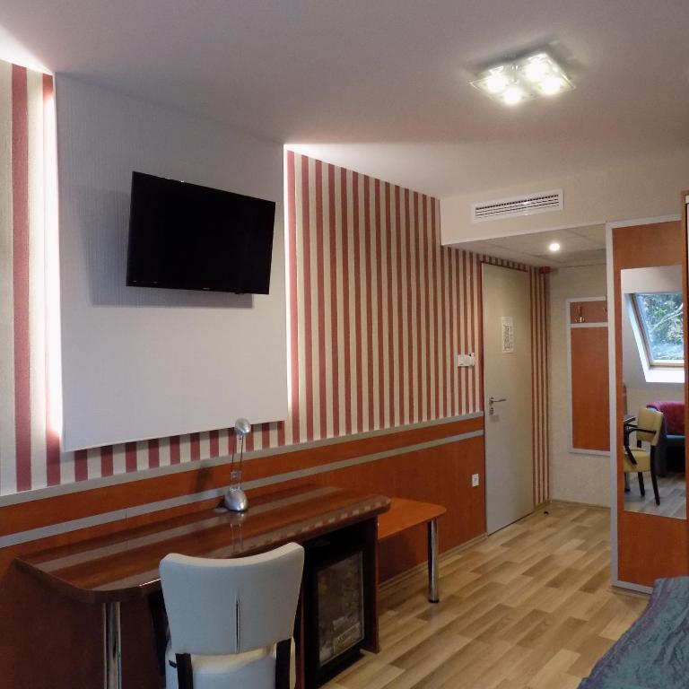 TV a/nebo společenská místnost v ubytování Fortuna Hotel