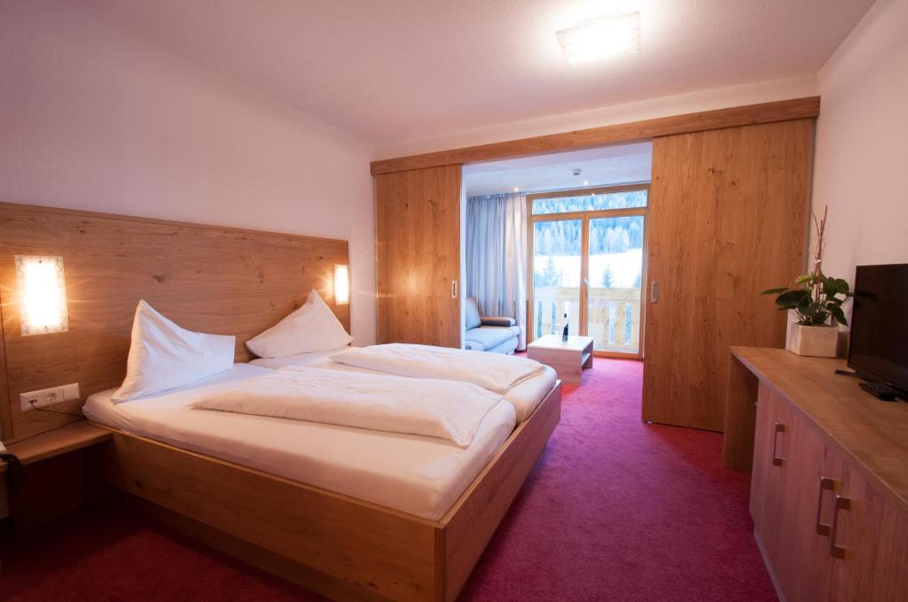 Postel nebo postele na pokoji v ubytování Erlebnishotel Fendels
