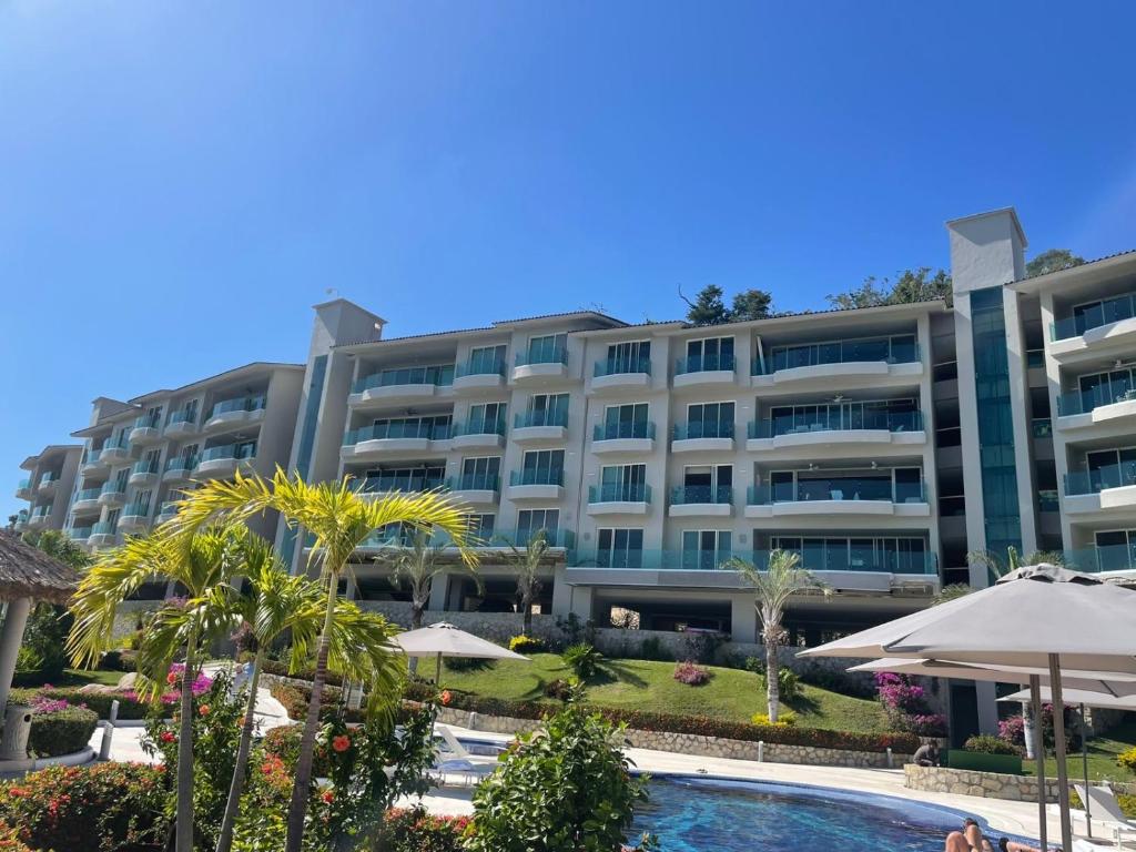 a large apartment building with a swimming pool at B Esmeralda Pichilingue PentHouse in Acapulco