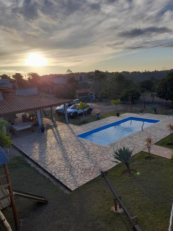 a view of a swimming pool in a yard at Recanto do Batata in Atibaia