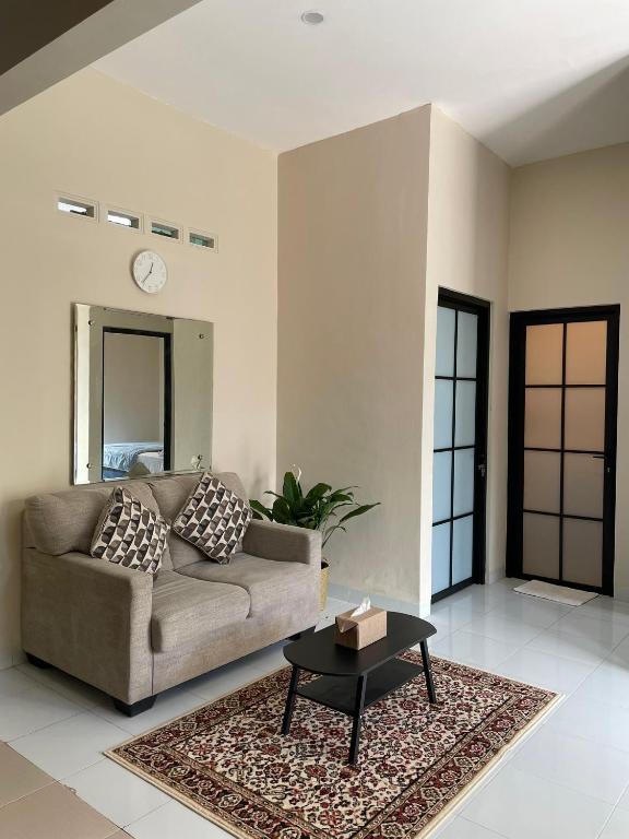 a living room with a couch and a coffee table at Casa de Lisa in Tjakranegara