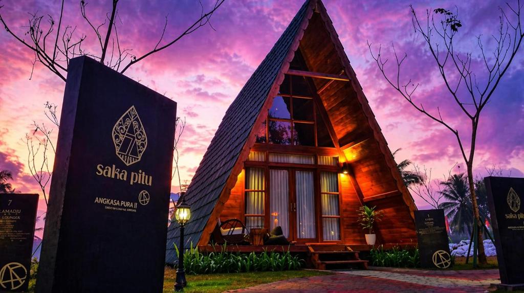 a small wooden house with a purple sky at Balkondes Saka Pitu in Kembanglimus