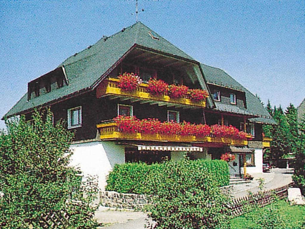 ein großes Gebäude mit Blumenkästen drauf in der Unterkunft Ferienhaus im Grund in Hinterzarten