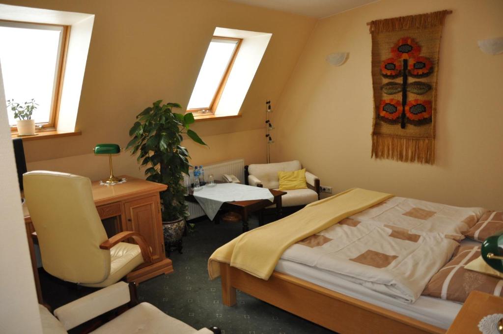 1 dormitorio con 1 cama, 1 silla y 1 mesa en Willa Nestor en Kórnik