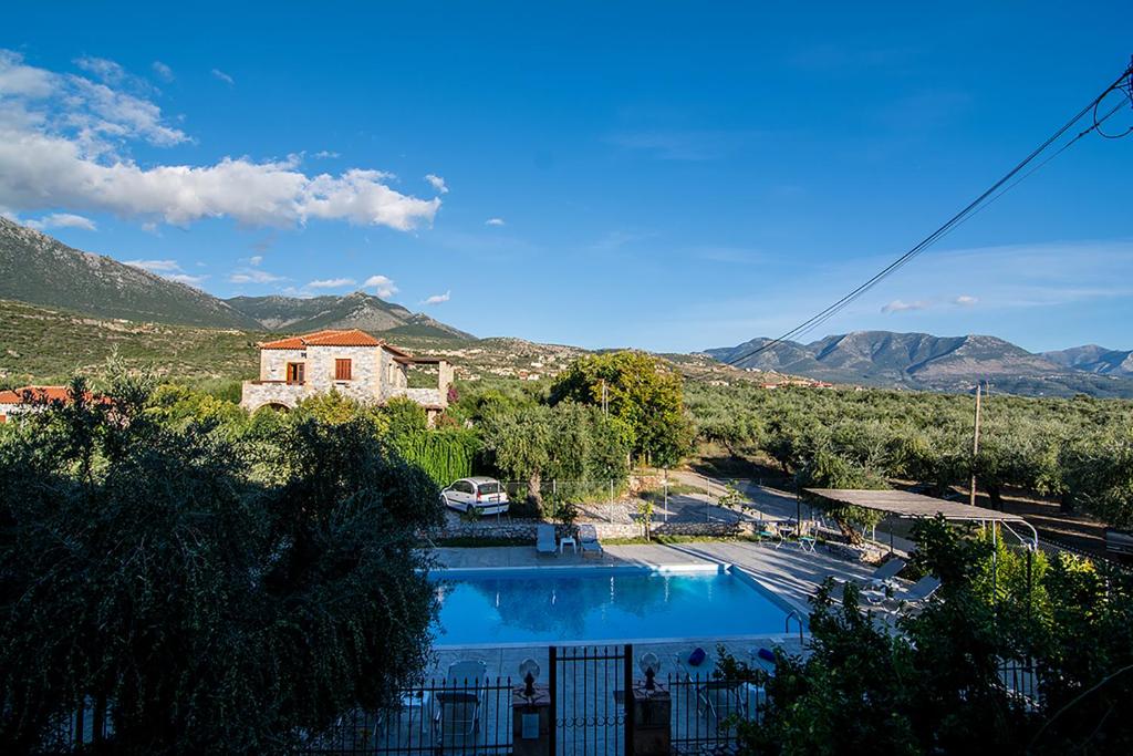 A general mountain view or a mountain view taken from A villát