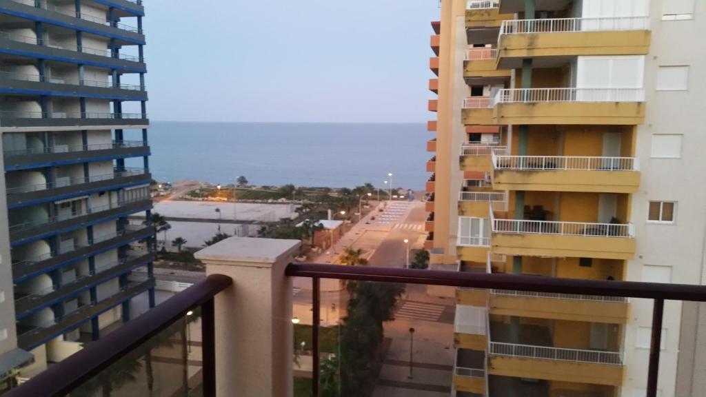 - une vue depuis le balcon d'un immeuble dans l'établissement Apartamento con Vista al Mar, à Tavernes de Valldigna