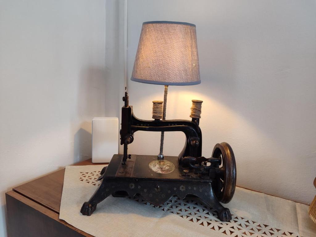 a lamp sitting on top of a table next to a lamp at Casa Clem centro Menaggio con possibilità di garage in Menaggio