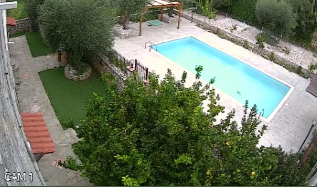 The swimming pool at or close to Io