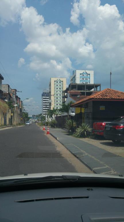 馬瑙斯的住宿－Apartamento Manaus Arena da Amazonia，从街道的汽车上欣赏建筑的景色