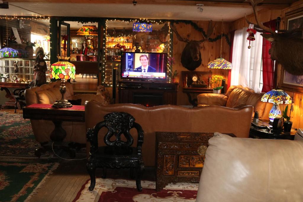TV a/nebo společenská místnost v ubytování Colonial Inn