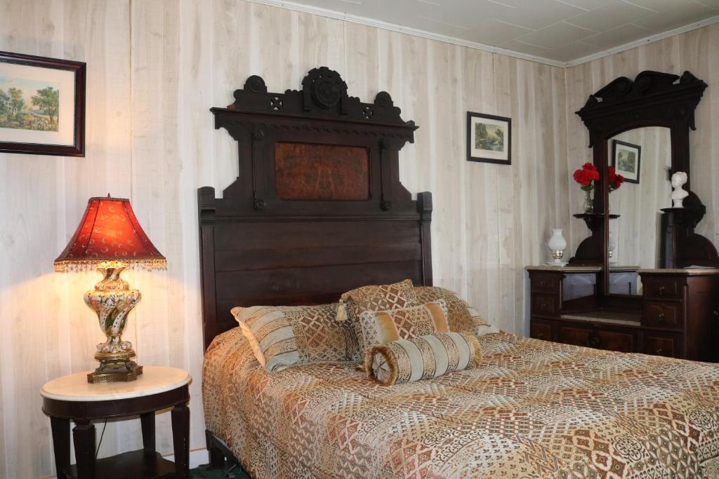 Postel nebo postele na pokoji v ubytování Colonial Inn