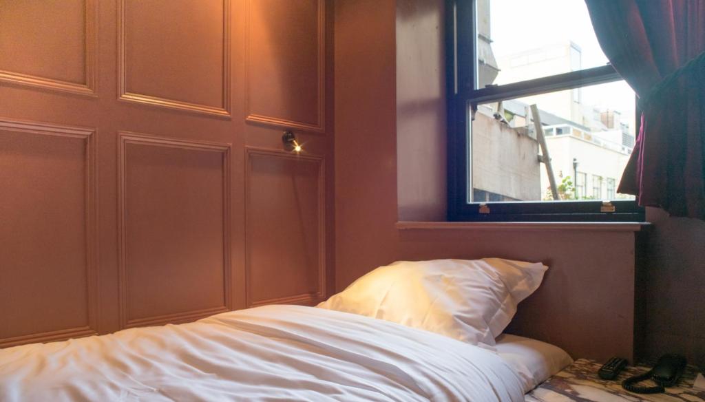 
MiMi's Tiny Single - Made for one and tiny luggage
