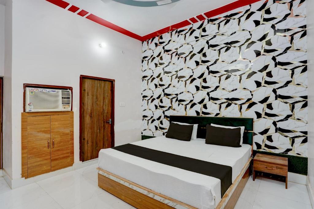 a bedroom with a bed and a wall with fish on it at SPOT ON NEW GANGA HOTEL in Kāsganj