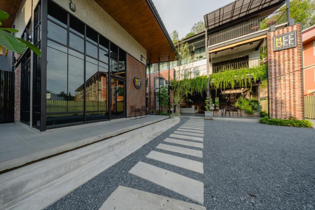 eine leere Straße vor einem Gebäude in der Unterkunft MEE DEE Hostel in Ao Nang Beach