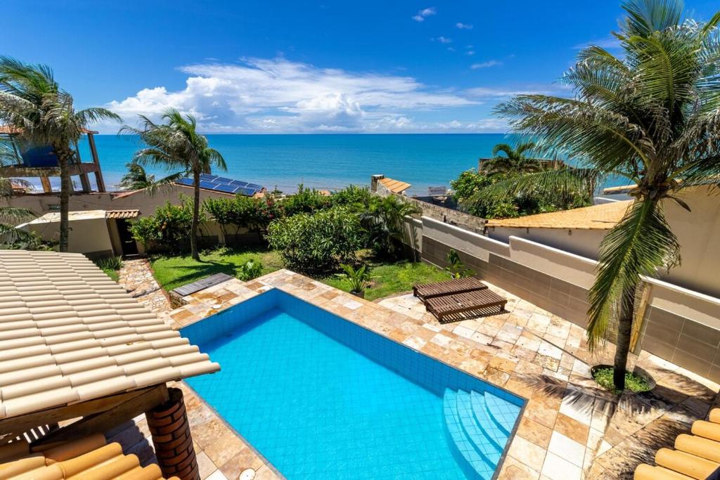 a swimming pool with a view of the ocean at Ocean View Beira-Mar no Centro de Canoa in Canoa Quebrada