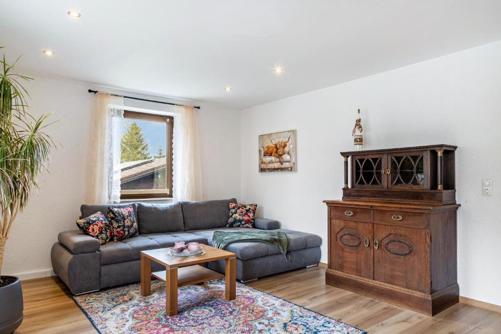 a living room with a couch and a table at Ferienwohnung Heimelig im Bayerwald in Haidmühle