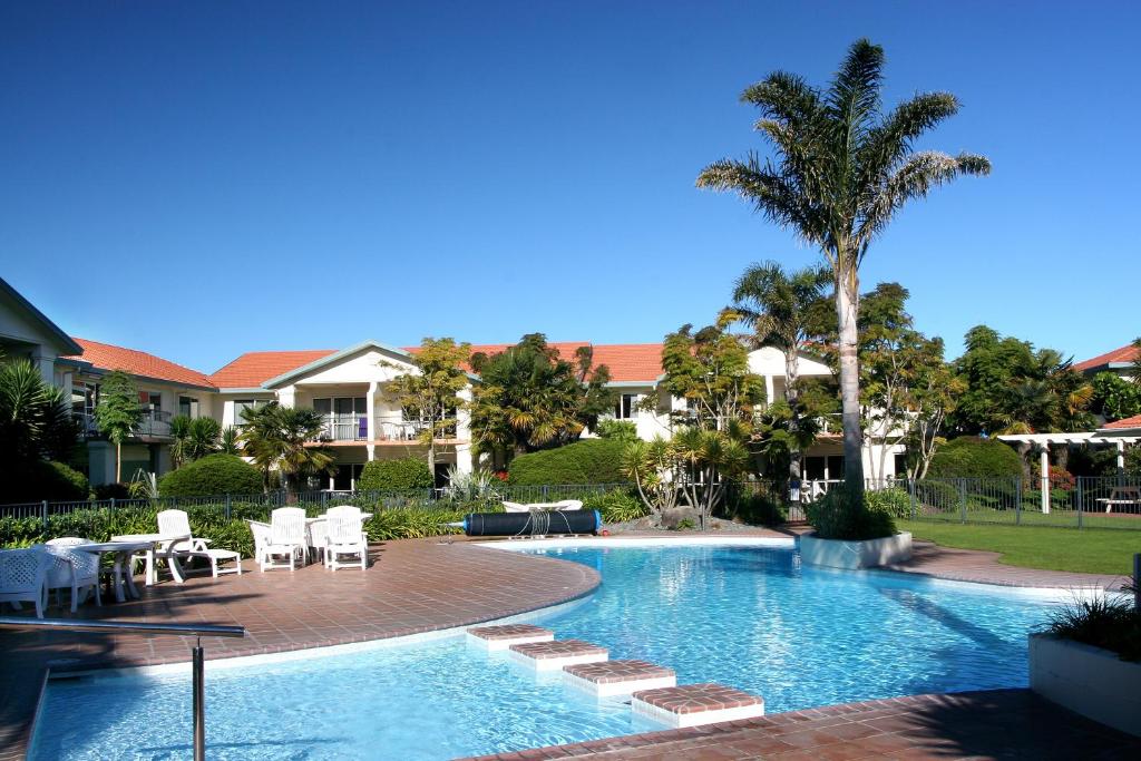 Bazén v ubytování Pacific Palms Resort nebo v jeho okolí
