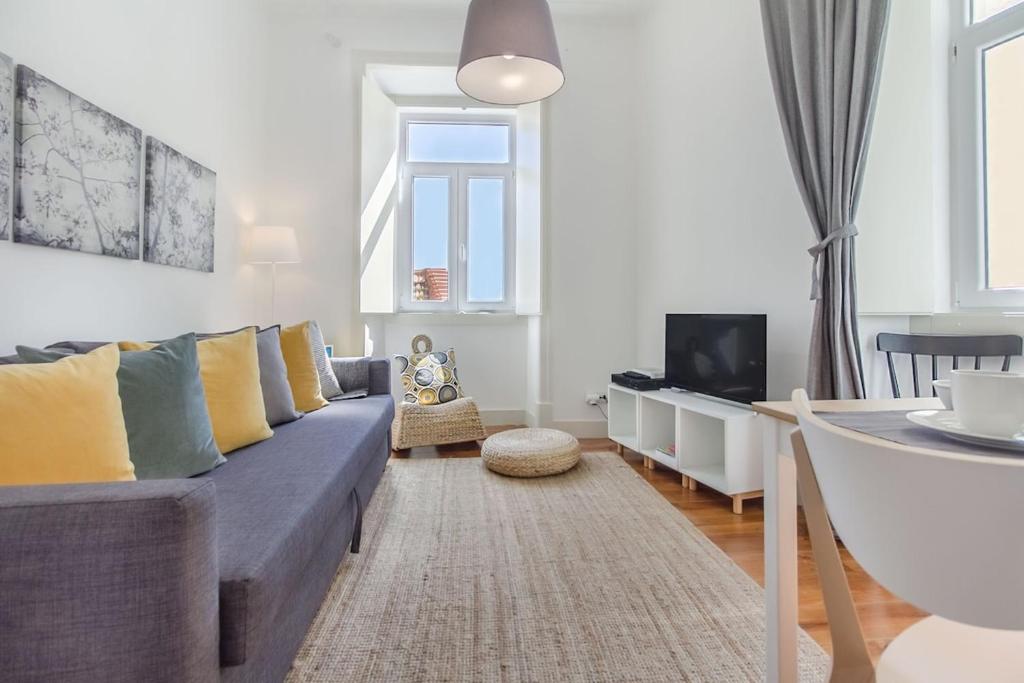 Bright 2BR on Bica Steps | Walk to Chiado