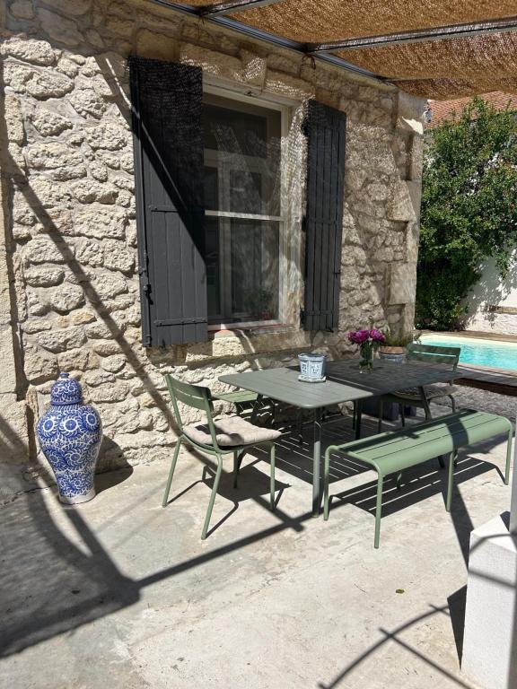 a patio with a table and chairs and a pool at Maison Cerise in Arles