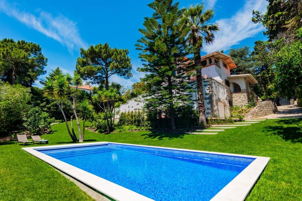 a swimming pool in the yard of a villa at Estoril Royal Atlantic Villa with Ocean View in Estoril