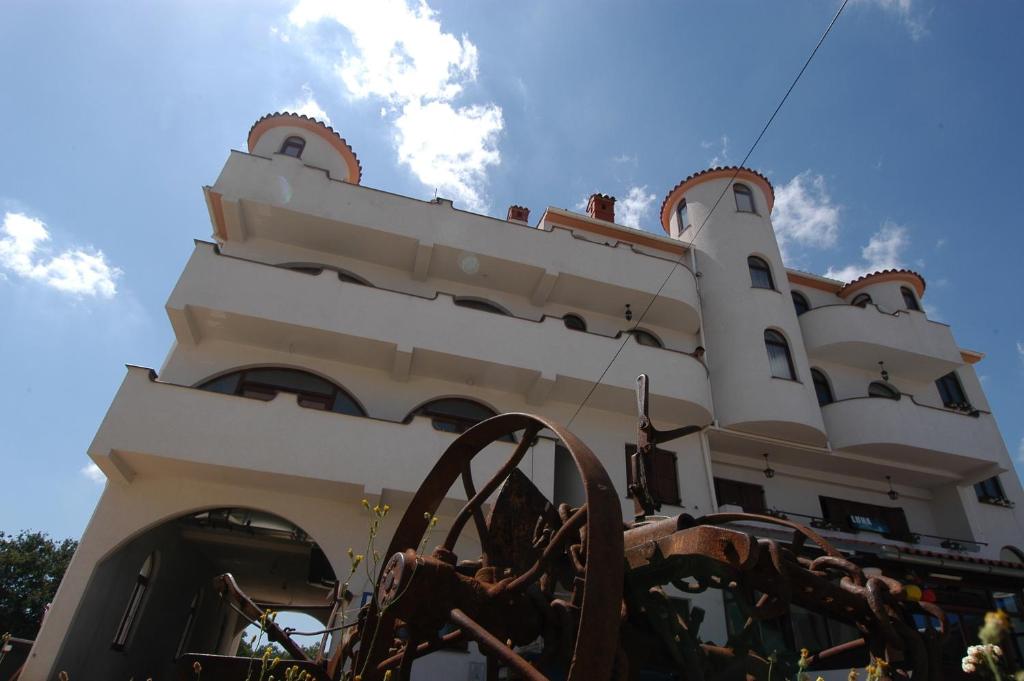 un edificio con una estatua delante de él en Rooms Luna Sol, en Krnica