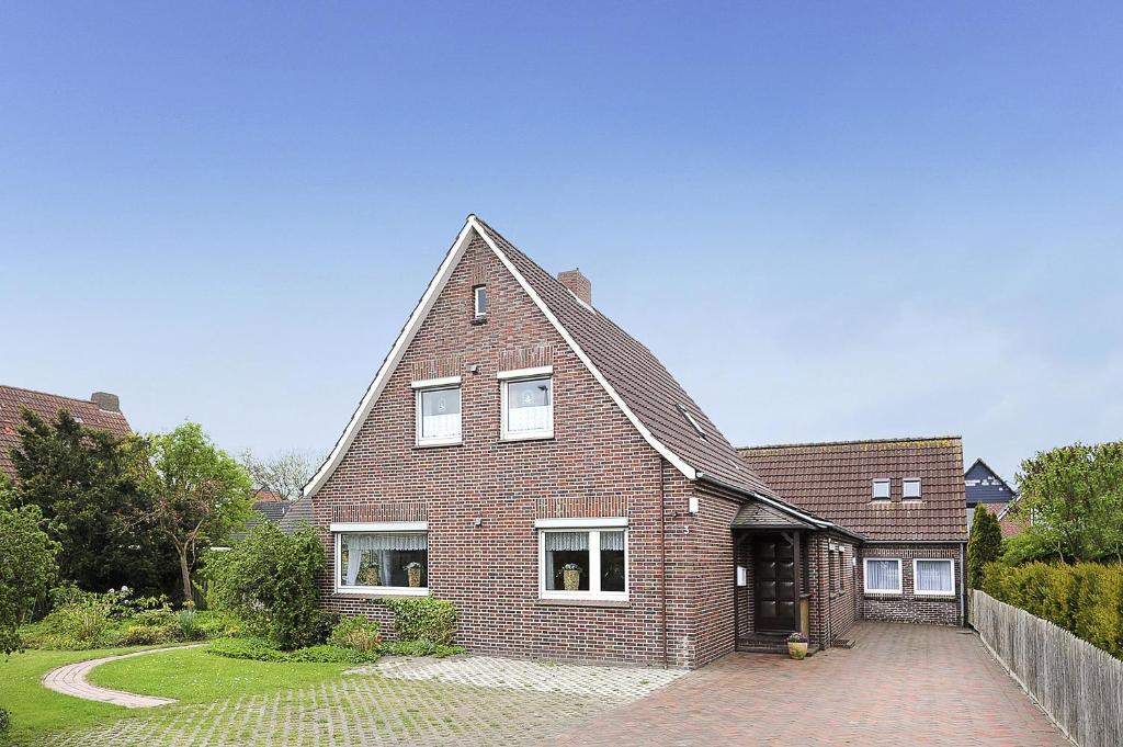 a brick house with a gambrel roof at Ferienhaus Ortgies in Carolinensiel