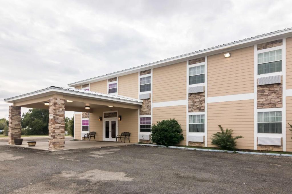 a large apartment building with a parking lot at Motel 6-Colorado City, TX in Colorado City