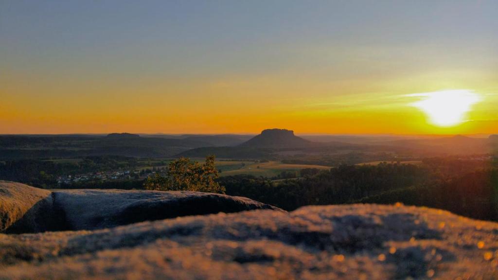 a sunset from the top of a mountain at Ferienwohnung Am Weifberg in Hinterhermsdorf Sächsische Schweiz in Hinterhermsdorf