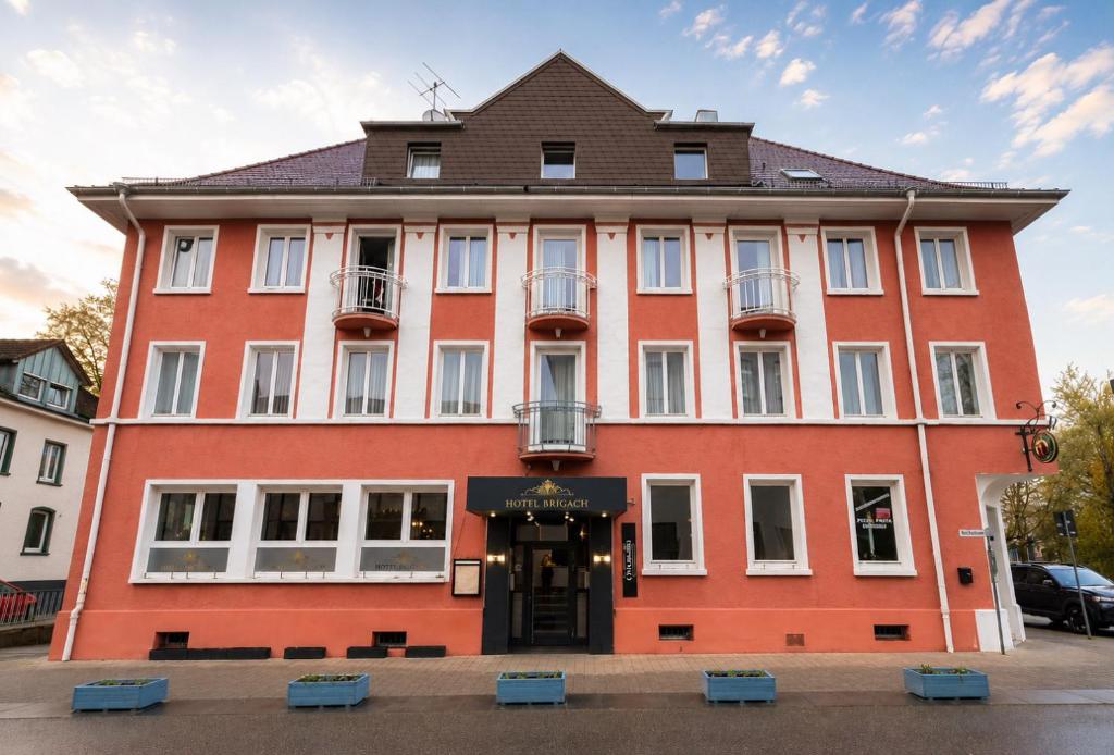 duży czerwony budynek z otwartymi drzwiami wejściowymi w obiekcie Hotel Brigach w mieście Villingen-Schwenningen