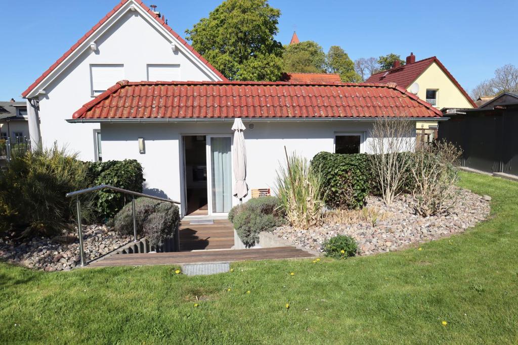 a white house with a red roof at Ferienhaus Frieda mit 2 Schlafzimmern in Sagard