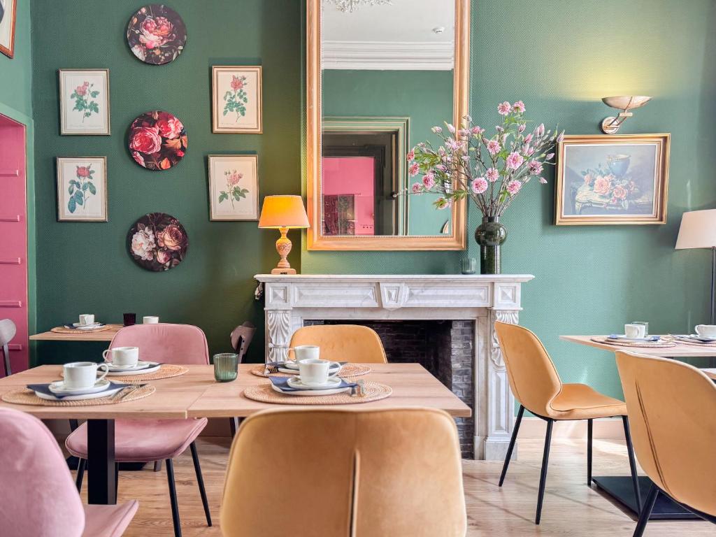 a dining room with a table and chairs and a mirror at Hotel Botaniek in Bruges