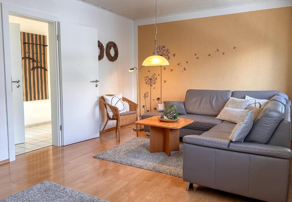 a living room with a couch and a table at Jahnstraße 37 - Ferienwohnung Hufnagel in Bodenwerder