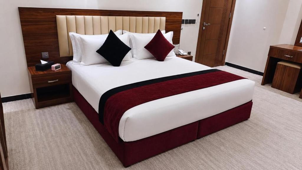 a large bed in a hotel room at ساتورن هاوس للشقق الفندقية in Tabuk