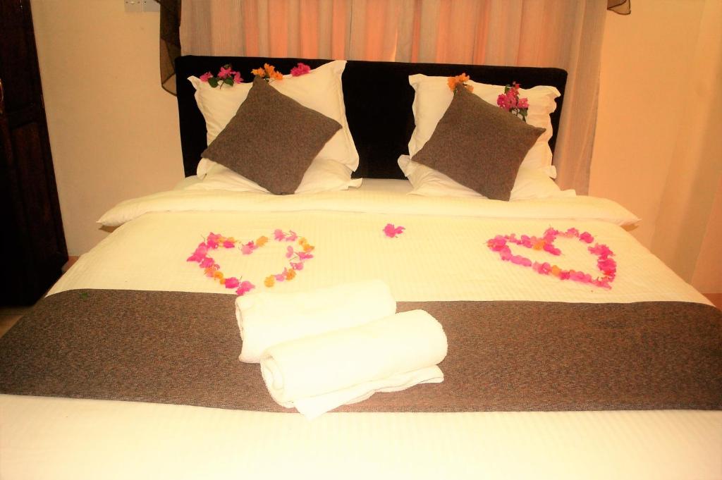 Postel nebo postele na pokoji v ubytování Regency Inn Tudor
