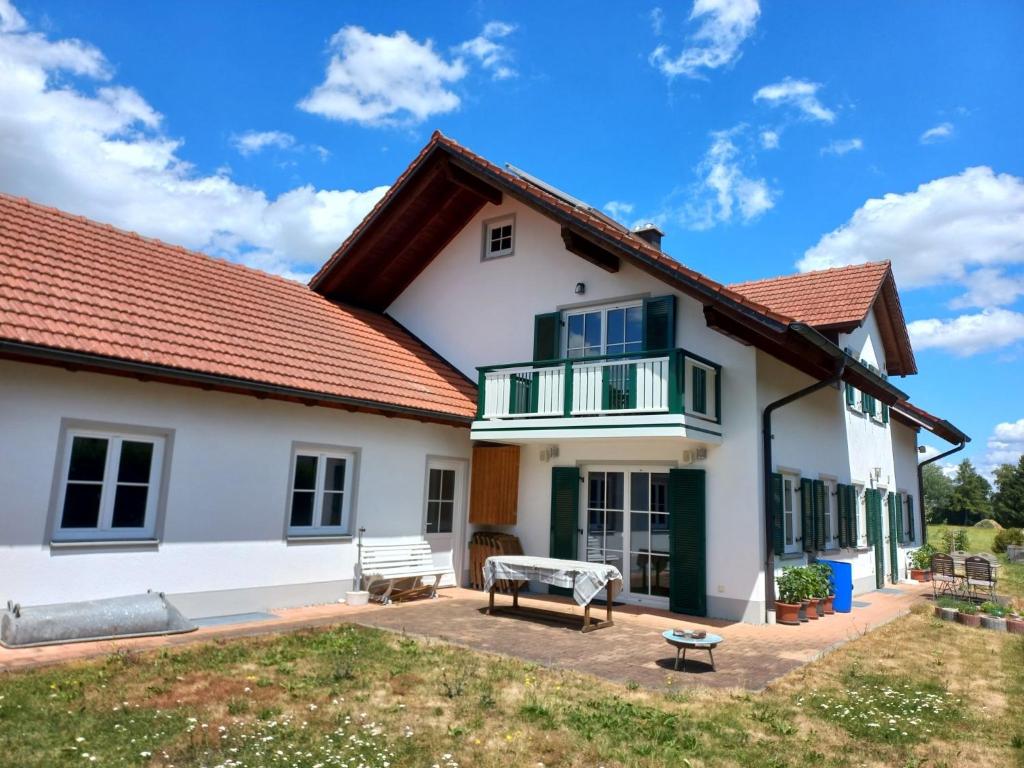 a white house with a red roof at Ferienwohnung Thomas in Landsberg am Lech