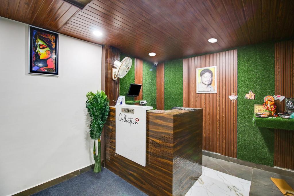 a lobby with green walls and a reception desk at Hotel O by OYO Sawariya Regency in Bhopal