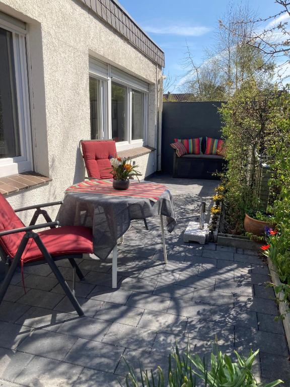 a patio with a table and chairs and a couch at Dorle`s Huus in Nordhorn